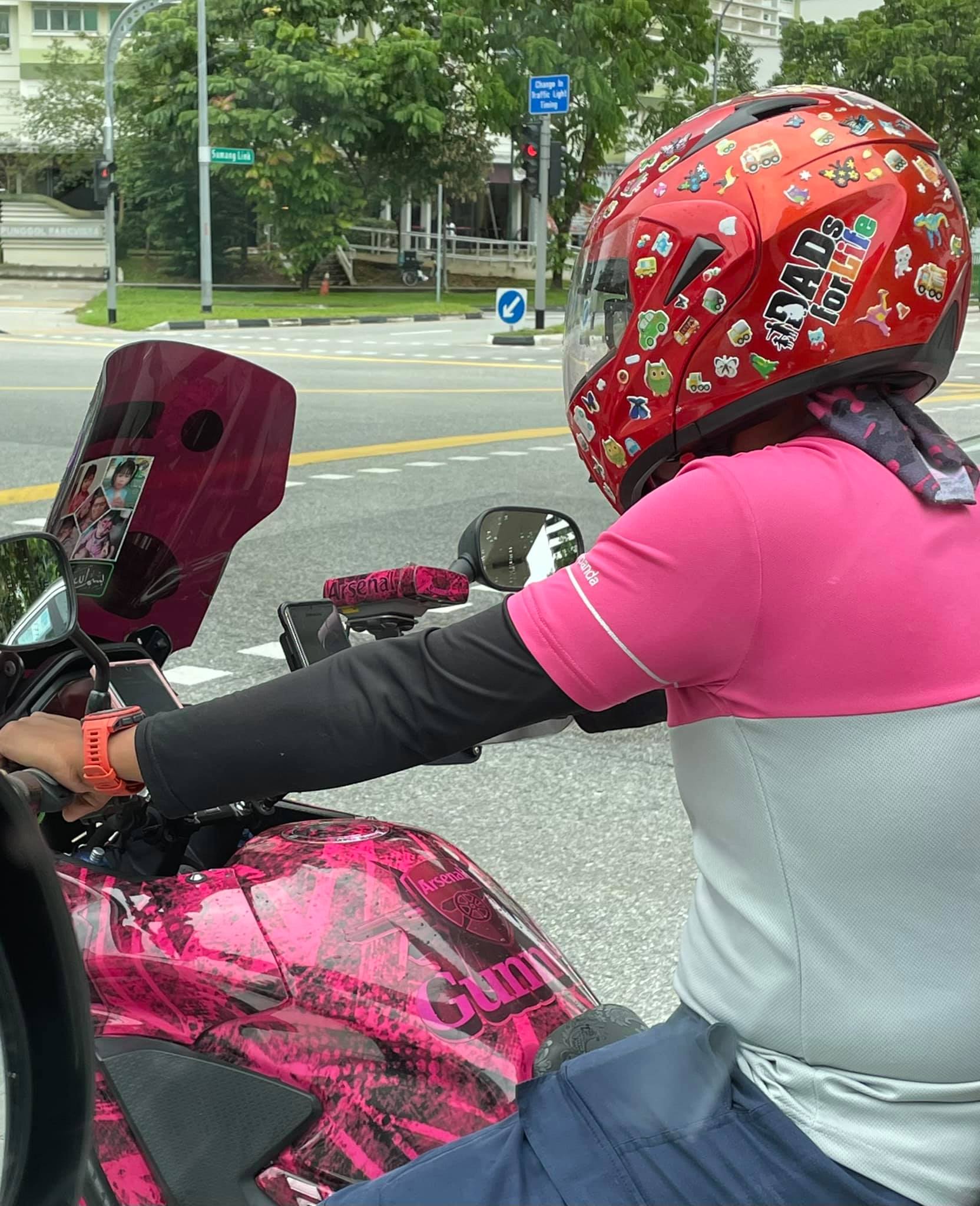 ‘Rider’ Foodpanda Jadikan Gambar Anak-anak Semangat Ketika Bekerja. Lekat Gambar Anak-anak Pada Motosikal.