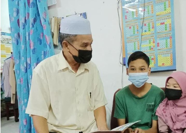 Pengorbanan tukang gunting menjaga lima orang cucu yatim piatu